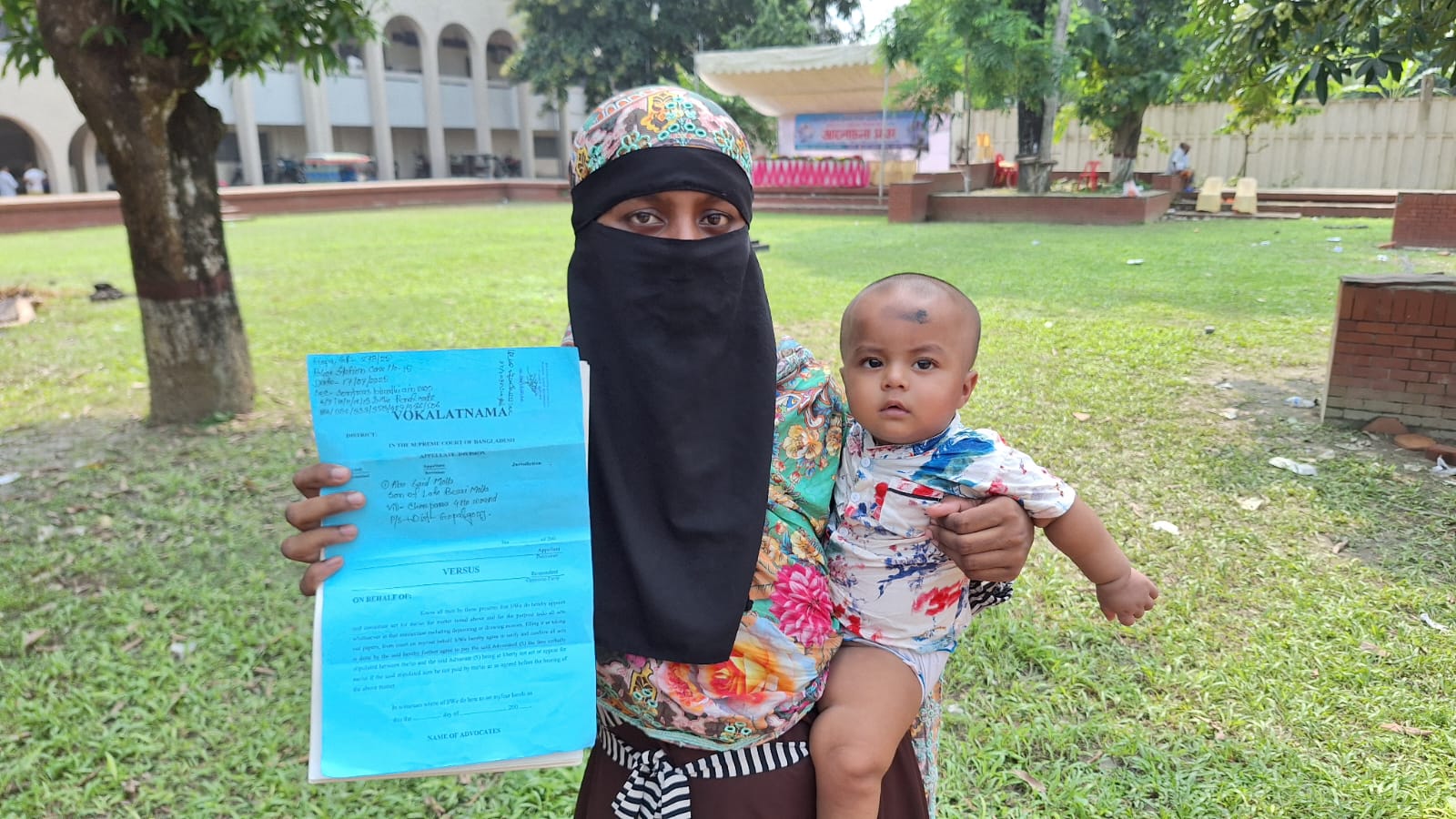 ভ্যানচালক স্বামীকে জামিনে মুক্ত করতে অসুস্থ শিশু বাচ্চাকে কোলে নিয়ে দাড়ে দাড়ে ঘুরছে স্ত্রী সোনালী বেগম