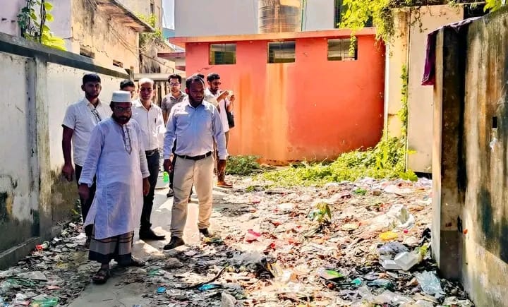 বাগআঁচড়া প্রাইমারি স্কুলের পিছনে ময়লার ভাগাড়, দুর্গন্ধে স্বাস্থ্য ঝুকিতে শিক্ষার্থী ও এলাকাবাসী
