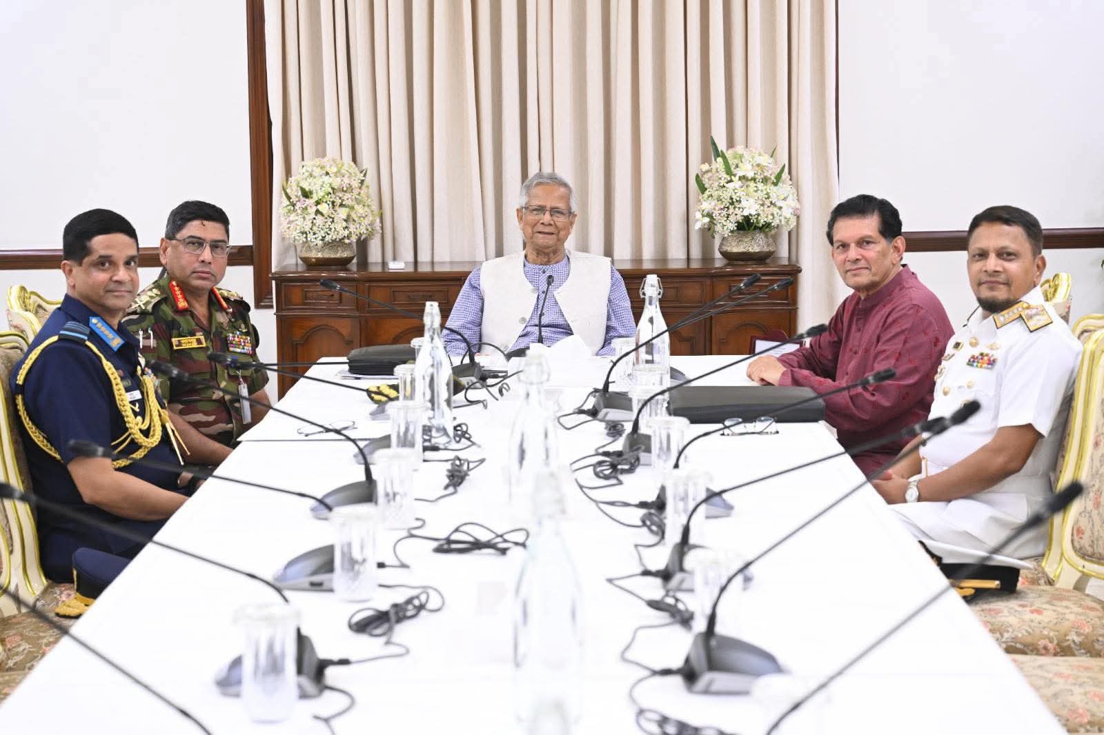প্রধান উপদেষ্টার সঙ্গে তিন বাহিনীর প্রধানের সাক্ষাত :  নির্বাচন প্রস্তুতি নিয়ে আলোচনা