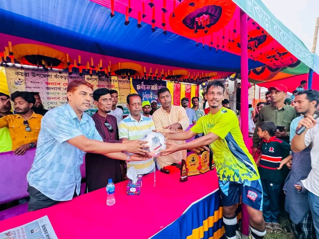 খুলনার কয়রায় লাখ টাকার ফুটবল টুর্নামেন্টের জমকালো উদ্বোধন