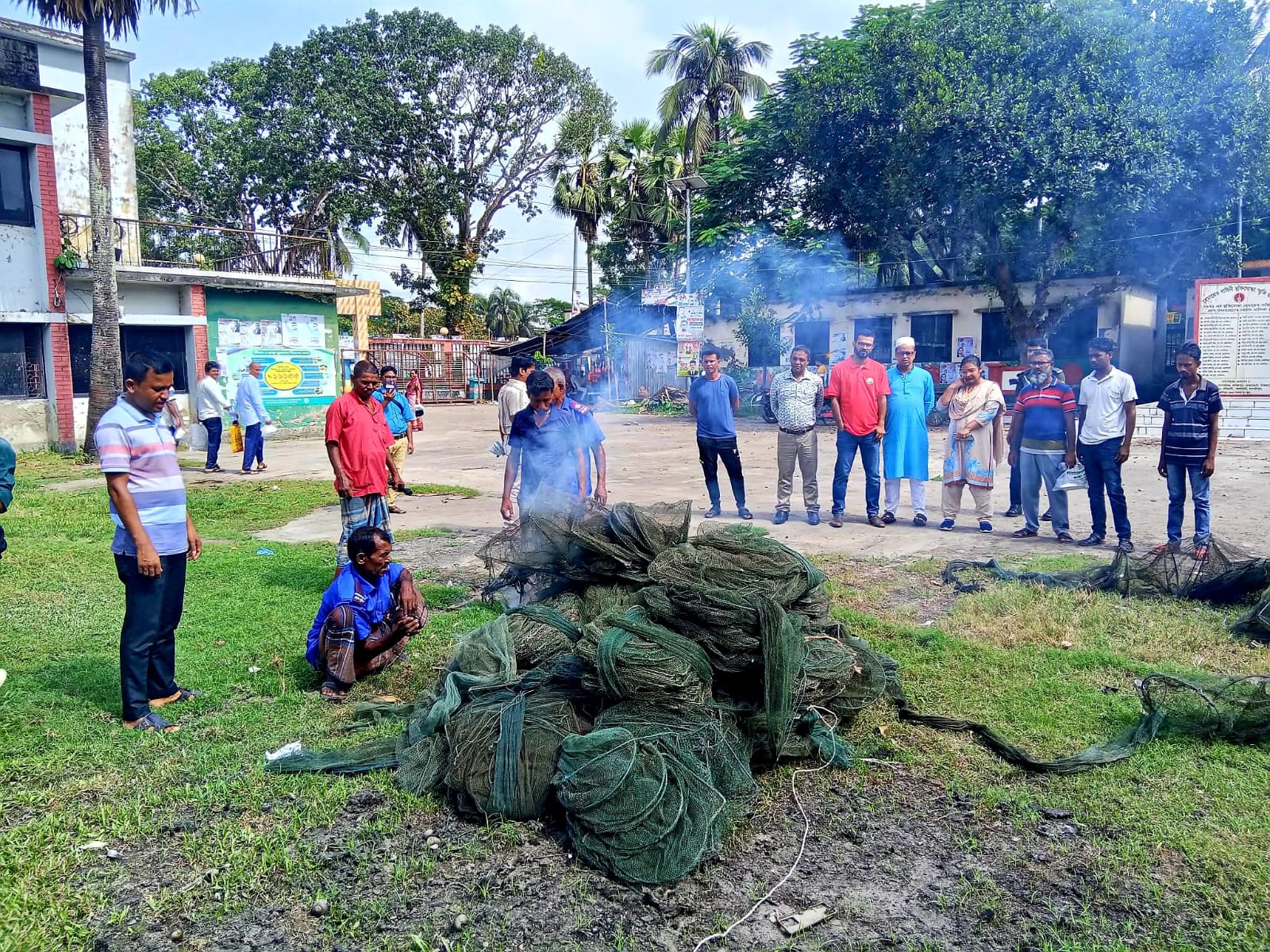 কোটালীপাড়ায় প্রশাসনের অভিযানে ৩০ পিস চায়না জাল জব্দ করে ধ্বংস করা হয়েছে