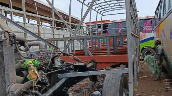 বিআরটিসি বাস খুলে বিক্রির অভিযোগে বরিশাল ডিপোতে তোলপাড়