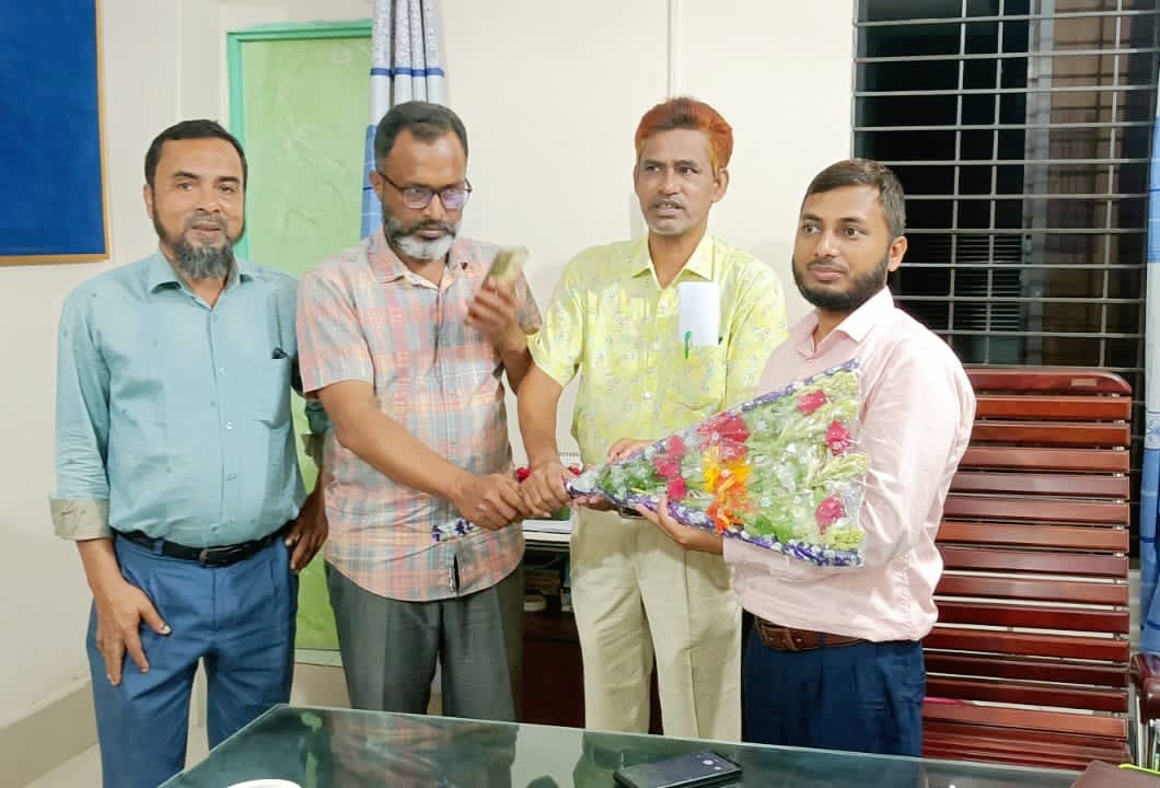 মুকসুদপুরে নবাগত কৃষি অফিসারকে ফুলেল শুভেচ্ছা জানিয়েছেন মুকসুদপুর উপজেলা প্রেসক্লাবের নেতৃবৃন্দ