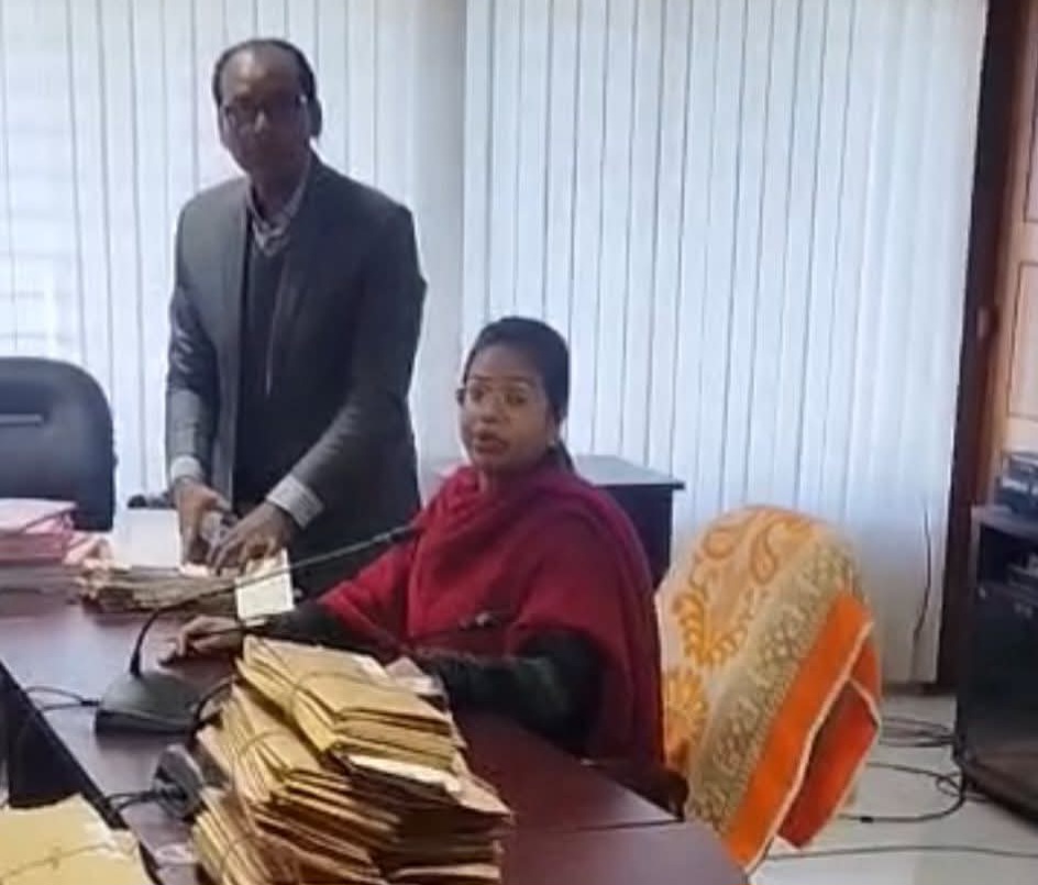 দেশনেত্রী খালেদা জিয়া মৃত্যু দিনে সরকারী শোক ও ছুটির দিন হলে খুলনা ওয়াসা ডিএমডি ঝুমুর বালা অফিসে উৎসব দিন পালন করলেন