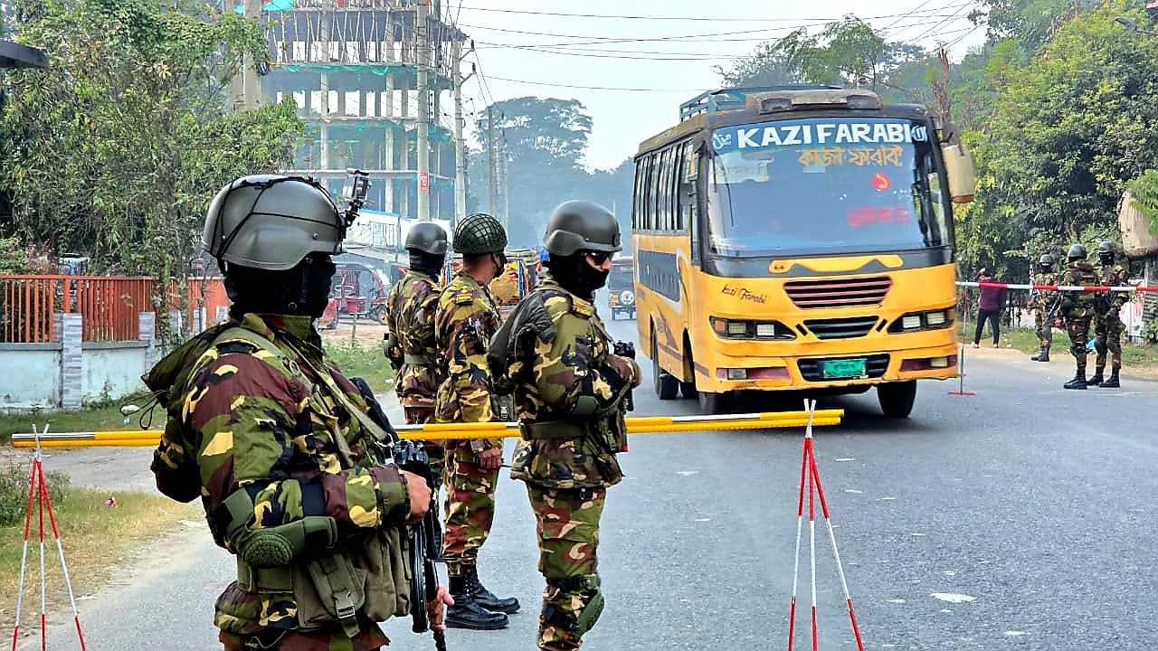 ত্রয়োদশ জাতীয় সংসদ নির্বাচনকে কেন্দ্র করে জনগনের জান-মালের নিরাপত্তায় গোপালগঞ্জে সেনা বাহিনীর অভিযান চলমান