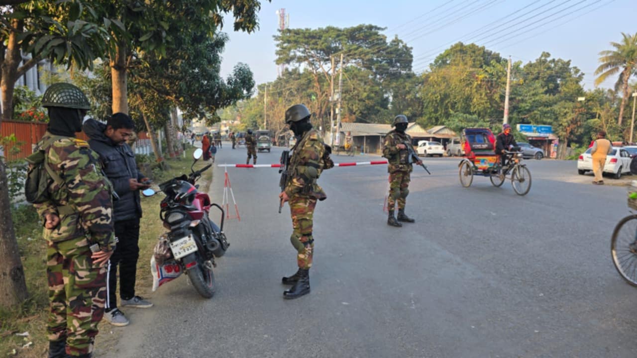 গোপালগঞ্জে সেনাবাহিনীর কৌশলগত স্থানে চেকপোস্ট 
