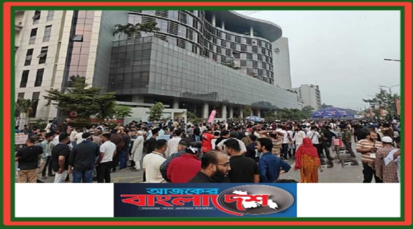 এনইআইআর চালুর প্রতিবাদে বিটিআরসি কার্যালয়ে মোবাইল ব্যবসায়ীদের হামলা, ভাঙচুর