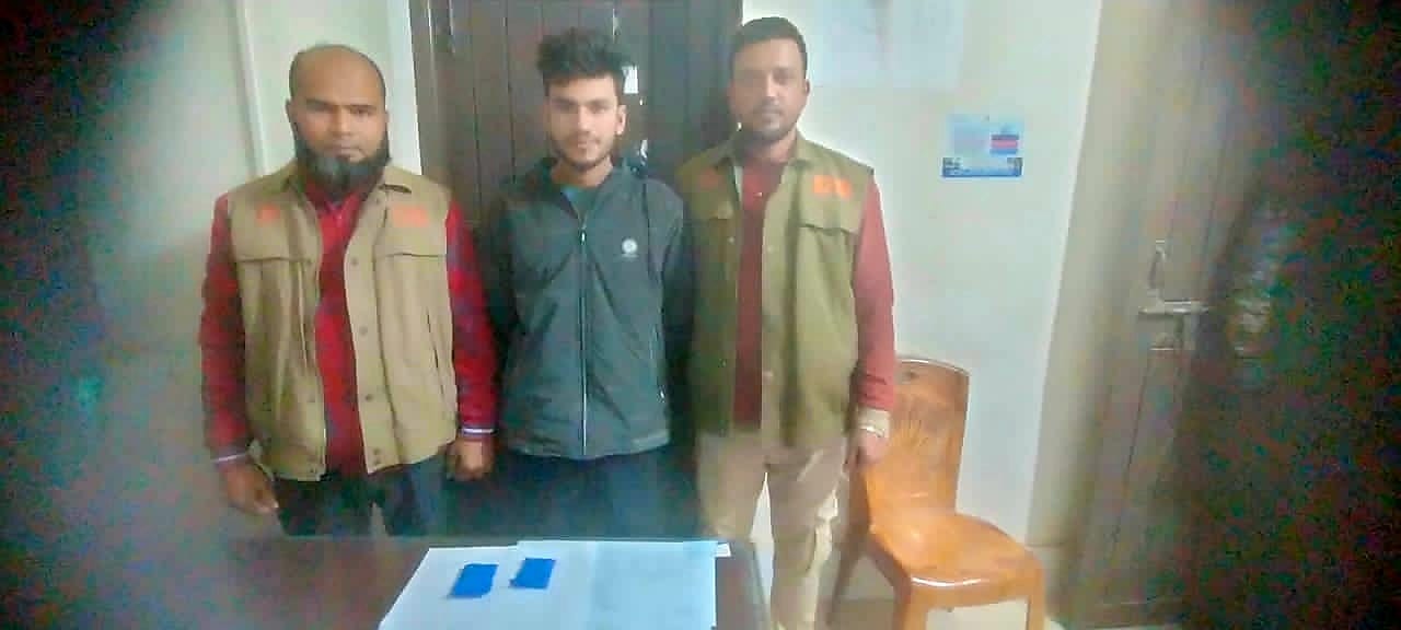 গোপালগঞ্জে ৪০০ পিস ইয়াবাসহ সজল মোল্লা নামের এক ইয়াবা ব্যবসায়ীকে গ্রেপ্তার করেছে ডিবি পুলিশ
