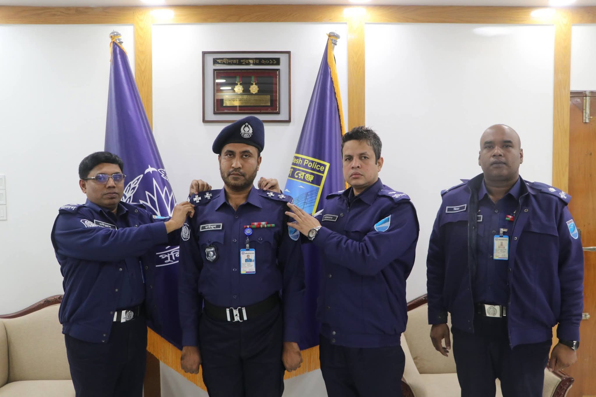 গোপালগঞ্জে পদোন্নতিপ্রাপ্ত পুলিশ সদস্যদের র‍্যাঙ্ক ব্যাচ পরিয়ে দিলেন পুলিশ সুপার হাবীবুল্লাহ