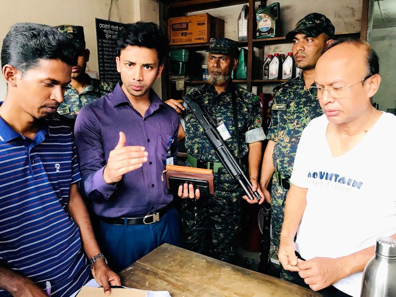 গোপালগঞ্জে ১৫ শত লিটার পেট্রোল মজুদ করায় গঙ্গা মটরসকে জরিমানা ও তেল বিক্রির নির্দেশ