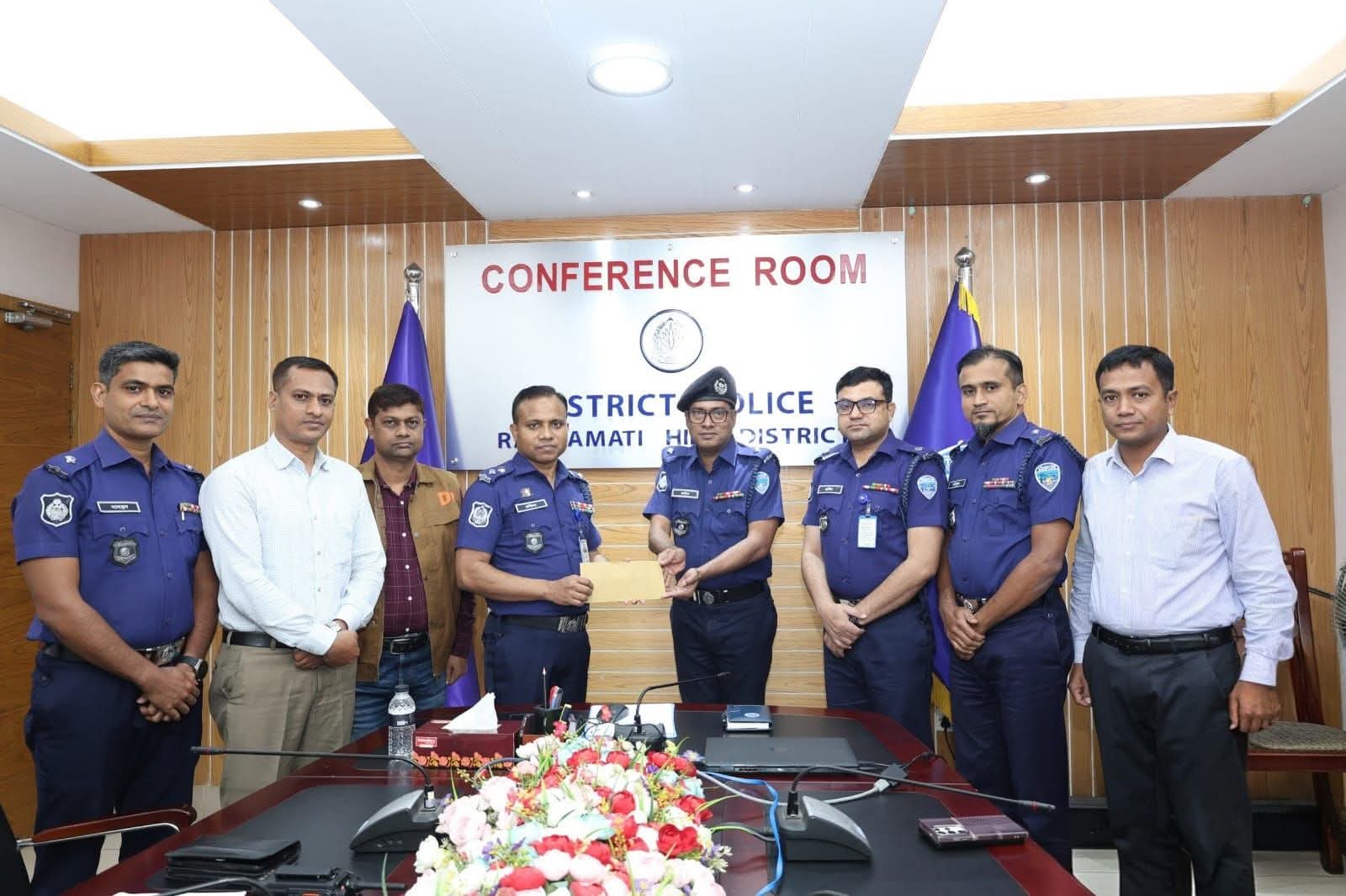 রাঙ্গামাটিতে শ্রেষ্ঠত্বের স্বীকৃতি : বিশেষ পুরস্কার পেলেন কোতয়ালী থানার ওসি