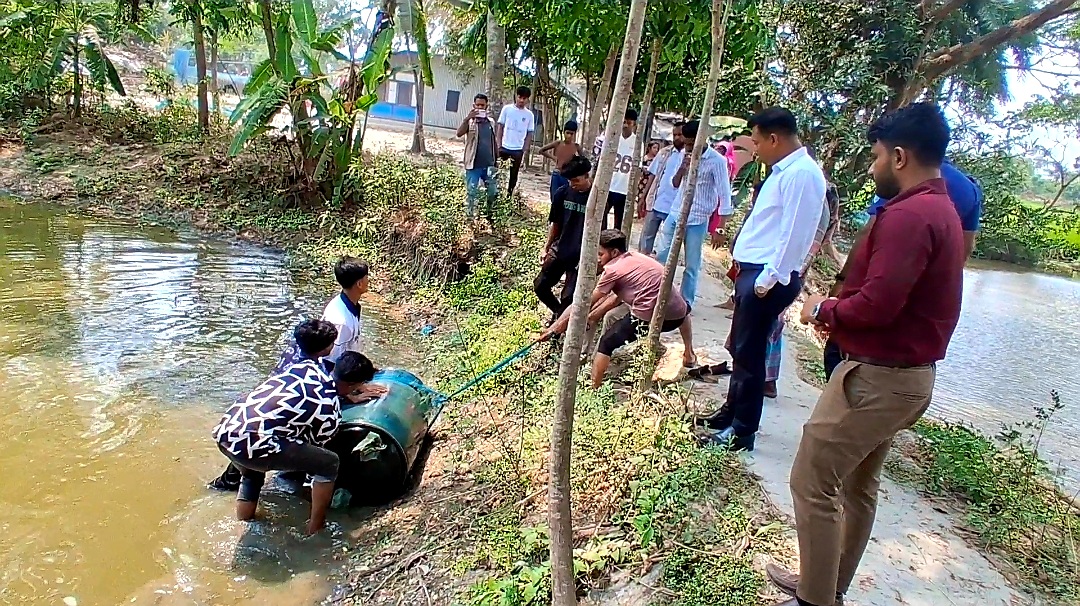 কোটালীপাড়ায় পুকুরে ড্রাম ভর্তি ডিজেল ডুবিয়ে রেখেও ভ্রাম্যমান আদালতের জরিমানার হাত থেকেও শেষ রক্ষা হয়নি অসাধু ব্যবসায়ীর