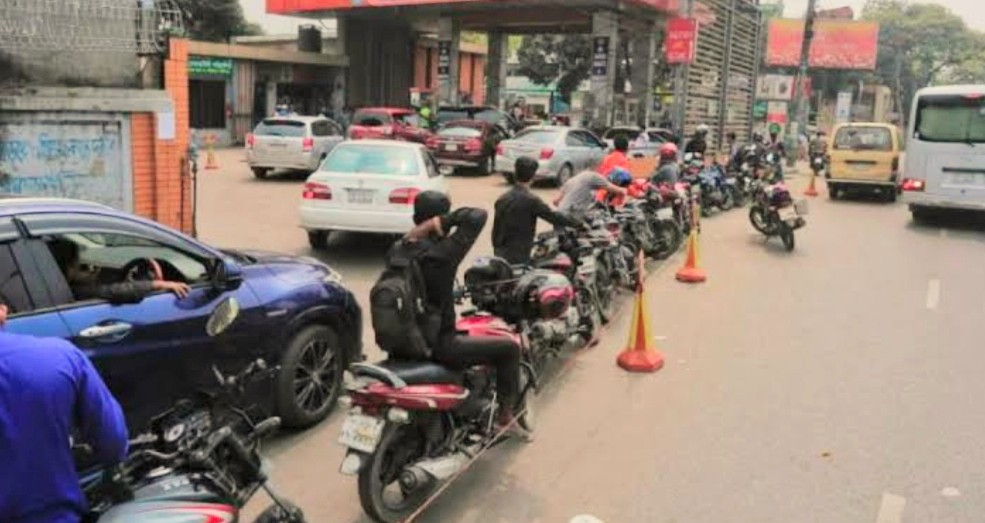 খুলনায় জ্বালানি তেলের জন্য হাহাকার : দীর্ঘ লাইনে ভোগান্তি, কৃত্রিম সংকটের অভিযোগ