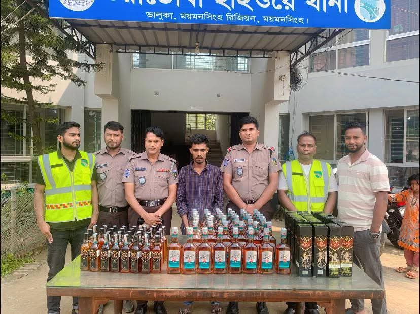 ভালুকায় হাইওয়ে পুলিশের অভিযানে ৯০ বোতল ভারতীয় মদ উদ্ধার, আটক ১