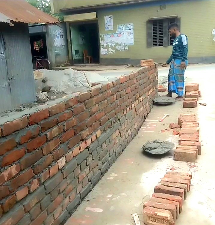 টুঙ্গিপাড়ায় সরকারি জমিতে পাকা স্থাপনা নির্মাণের অভিযোগ, অবগত হ‌ওয়ার পরেও নীরব প্রশাসন