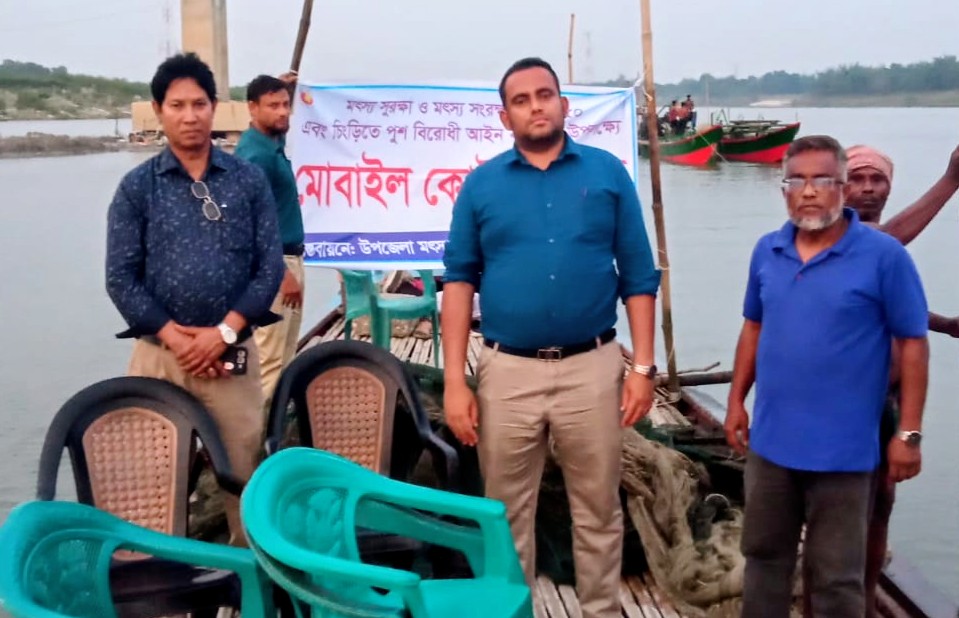 শ্রীপুরে ৩ হাজার মিটার অবৈধ চায়না জাল জব্দ ও ধ্বংস