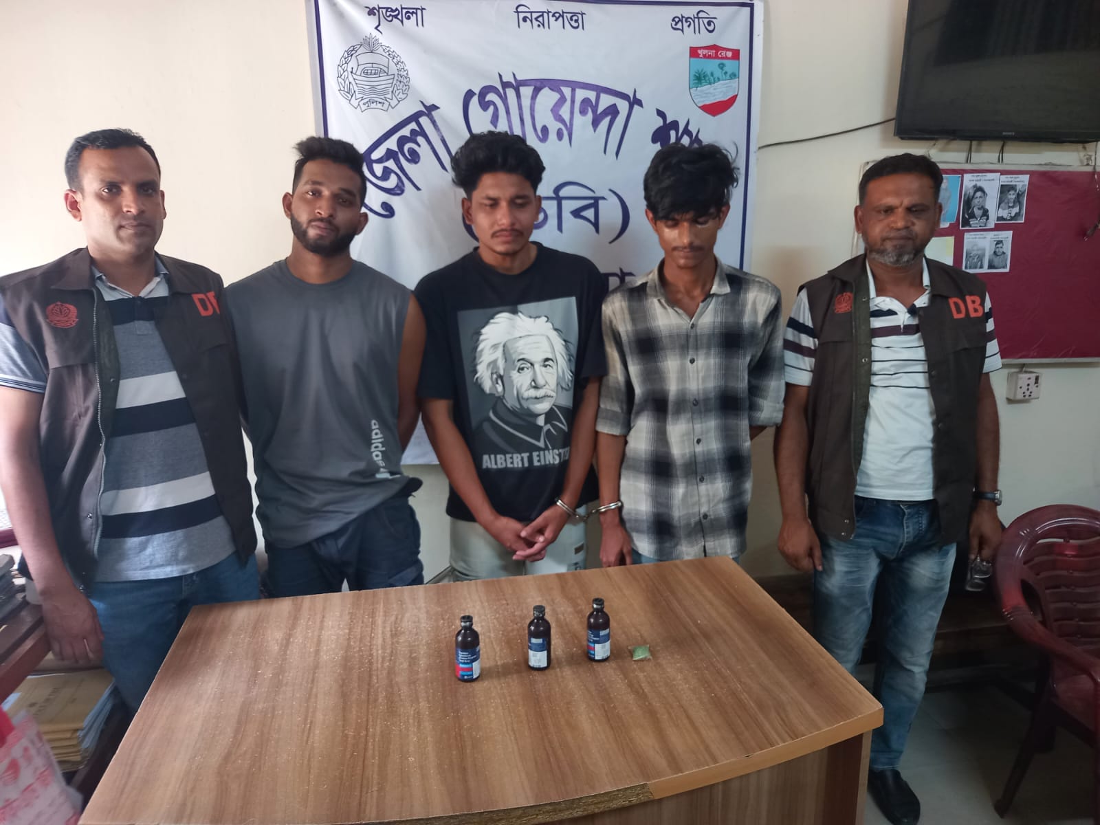 মাগুরায় পৃথক অভিযানে ইয়াবা ও ফেনসিডিলসহ ৪ মাদক ব্যবসায়ী গ্রেফতার