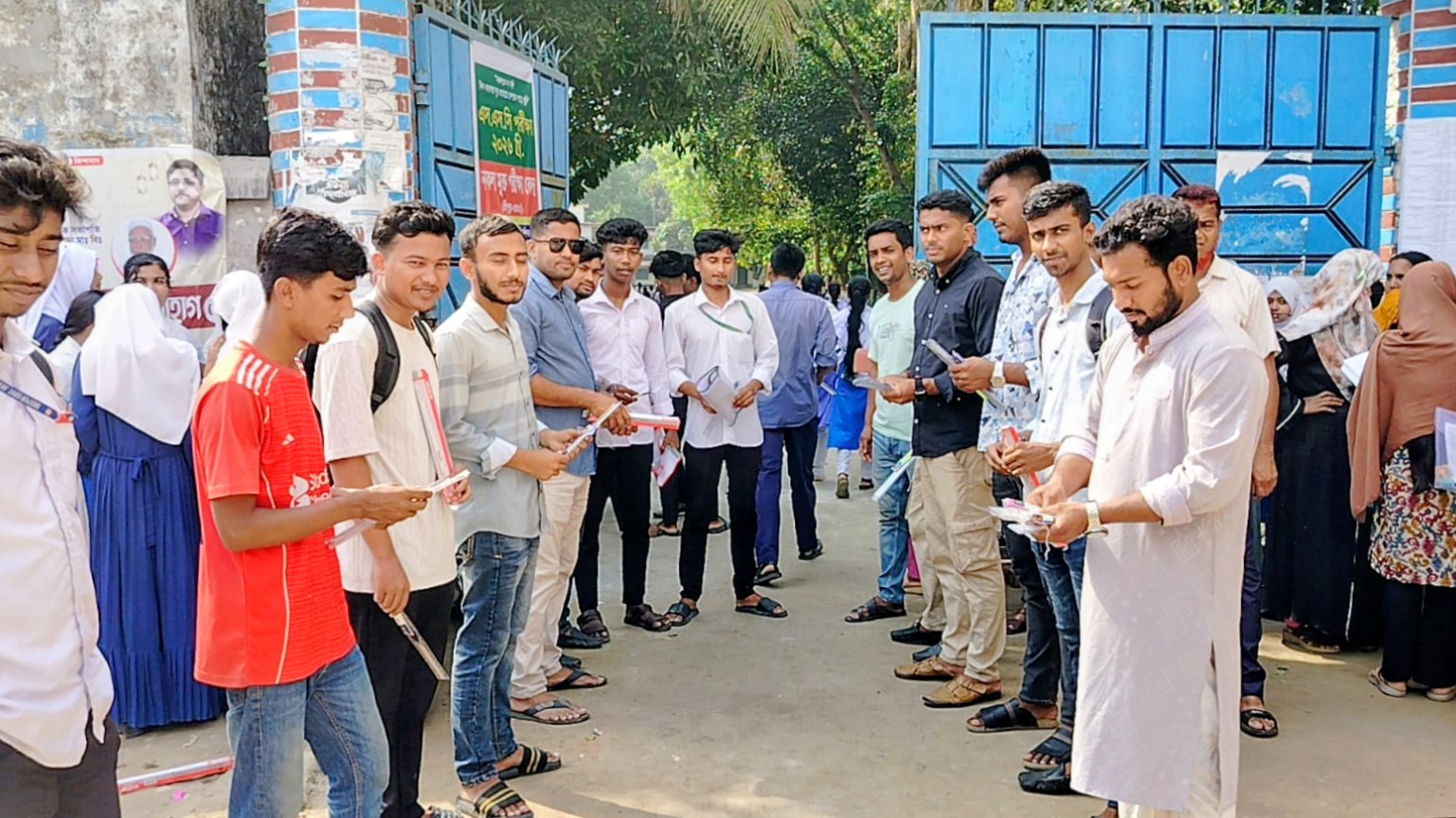 মাগুরার শ্রীপুরে পরীক্ষার্থীদের মাঝে ছাত্রদলের শিক্ষা উপকরণ বিতরণ