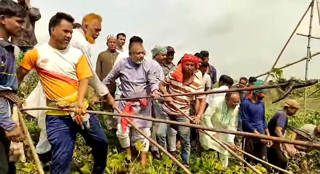 খাল বাঁচলে কৃষক বাঁচবে, কোটালীপাড়ায় নিজ হাতে খালের কচুরিপানা পরিষ্কার করলেন এমপি এস এম জিলানী