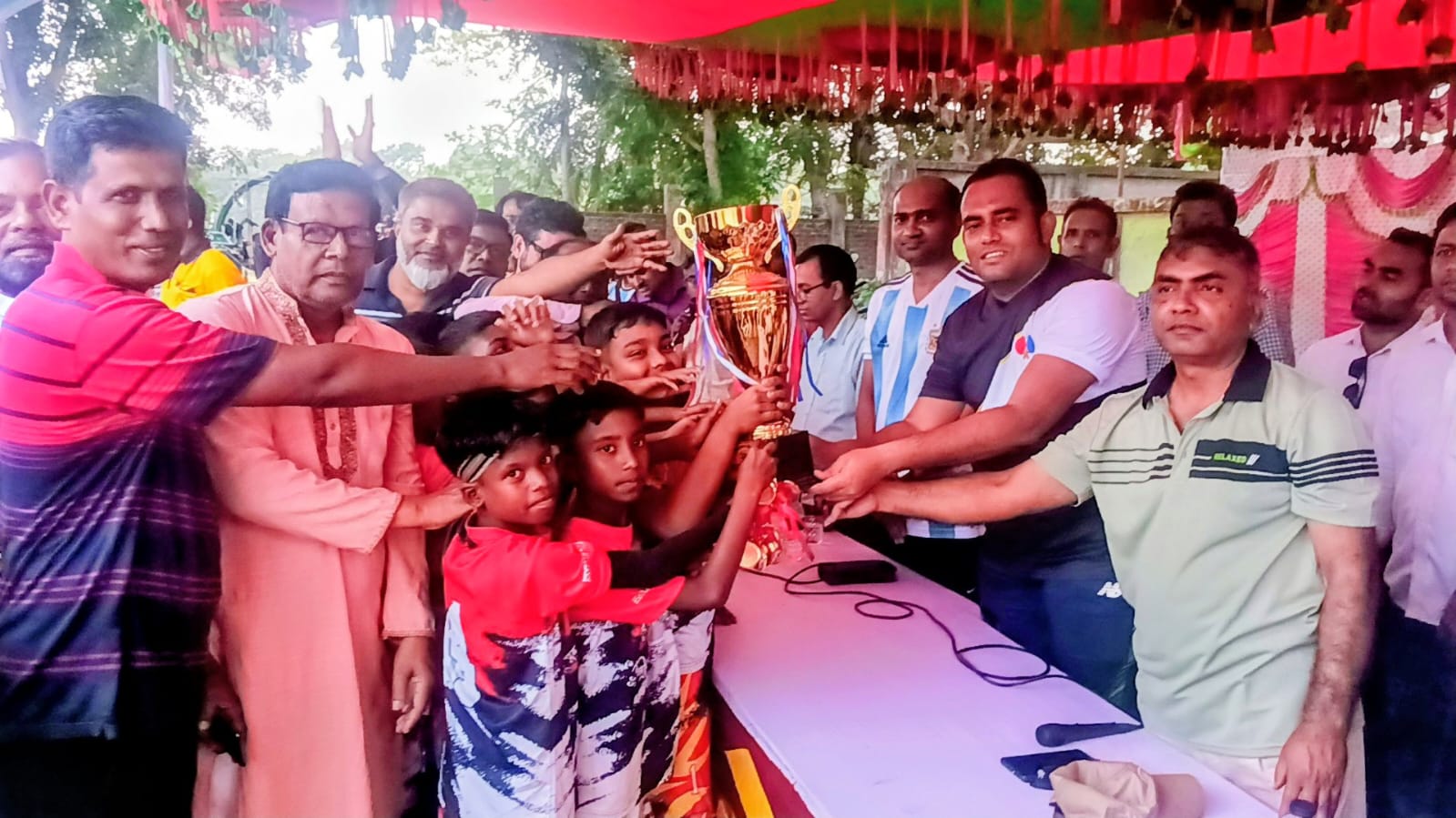 মাগুরায় শ্রীপুর উপজেলা পর্যায়ের প্রাথমিক বিদ্যালয় গোল্ডকাপ ফুটবলের ফাইনাল অনুষ্ঠিত