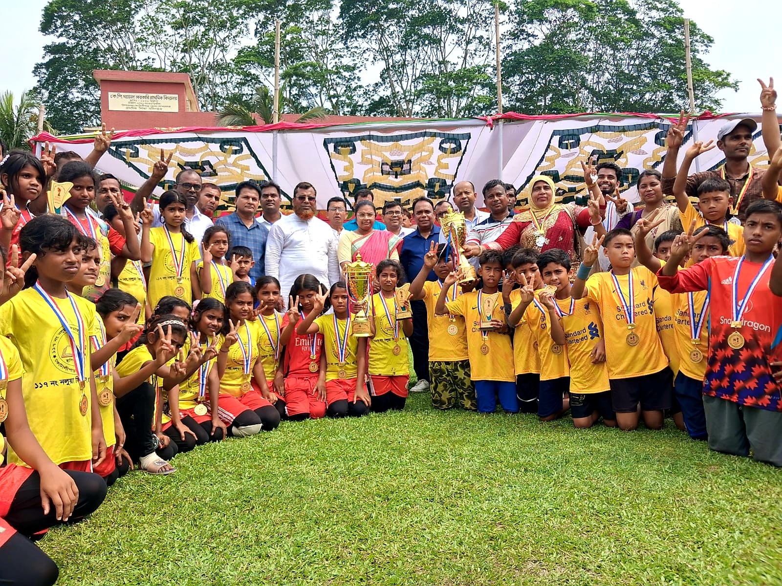 কোটালীপাড়ায় প্রাথমিক বিদ্যালয় গোল্ডকাপ ফুটবল টুর্নামেন্টের ফাইনাল খেলা ও পুরস্কার বিতরণী অনুষ্ঠিত