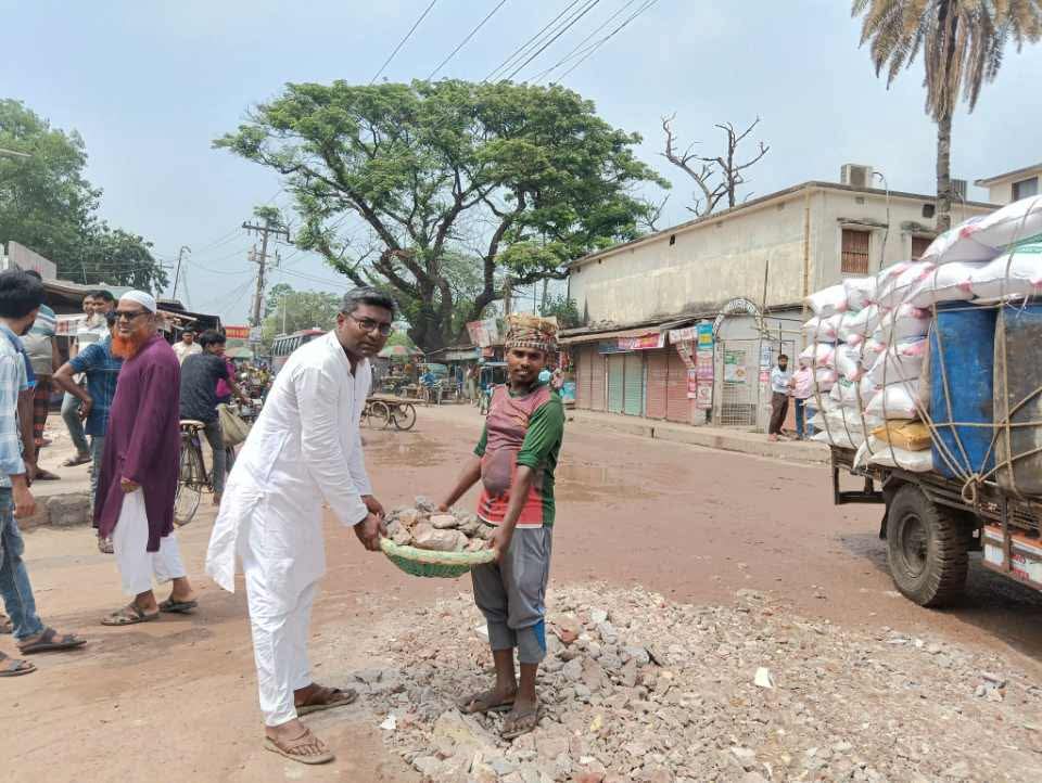 জনদুর্ভোগে এগিয়ে এলেন চারঘাটের সমাজসেবক আদিল