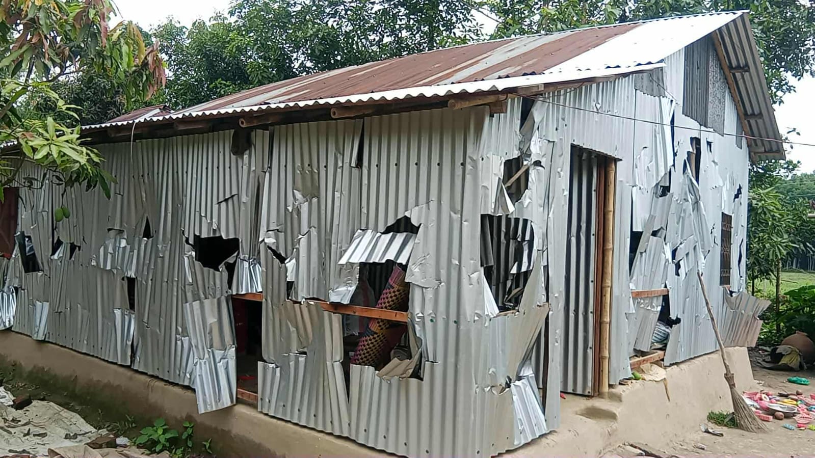 মাগুরায় দুই গ্রামের দু’দল গ্রামবাসীর সংঘর্ষে  শতাধিক বাড়ি ভাঙচুর-লুটপাট, অগ্নিসংযোগ, আহত ১০ 