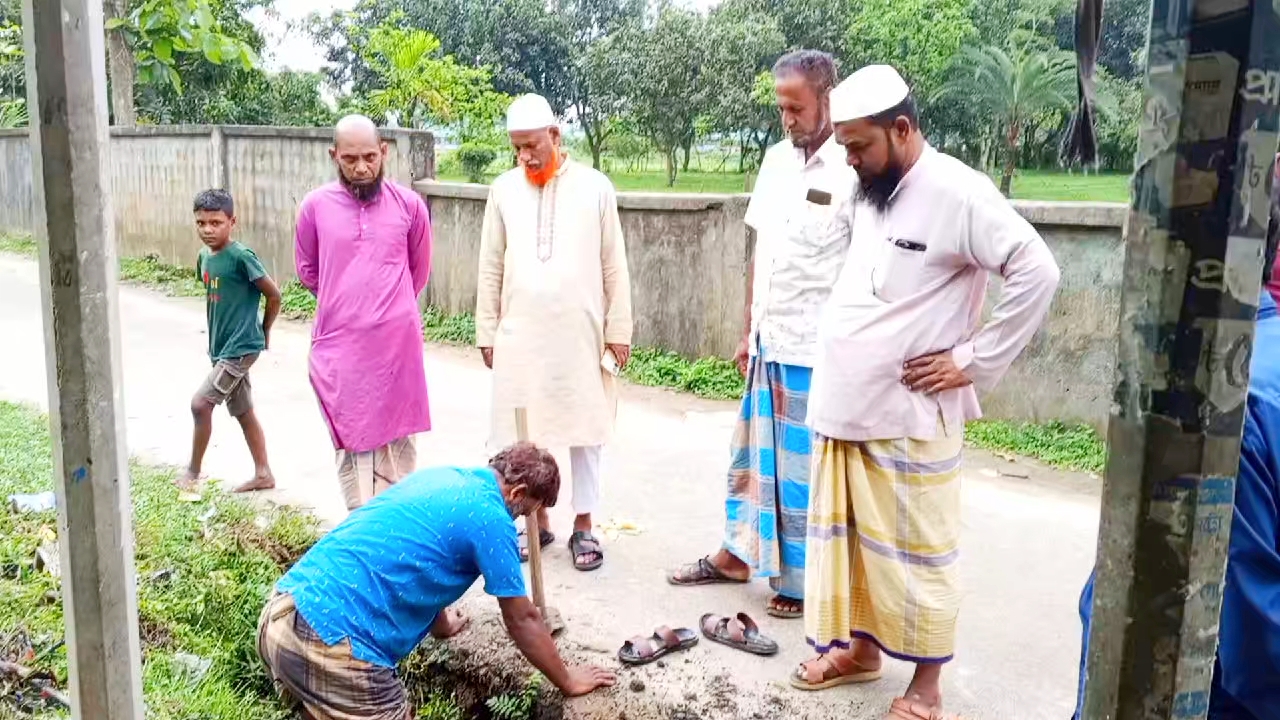 ভালুকায় রাস্তার পানি নিষ্কাশন করে জনদুর্ভোগ কমালেন কাউন্সিলর প্রার্থী মোঃ ফজলুল হক