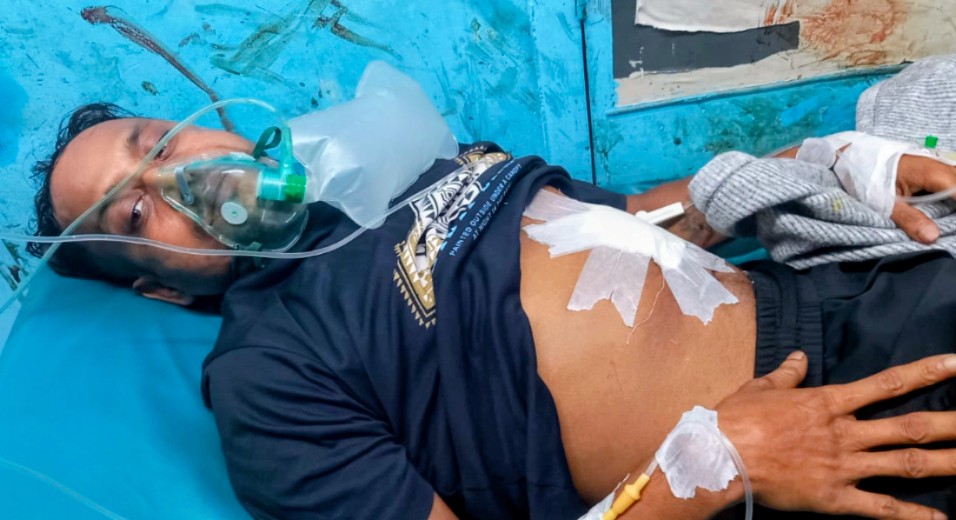 খুলনায় যুবককে গুলি : ঢাকায় নেওয়ার পথে অ্যাম্বুলেন্সে হামলা