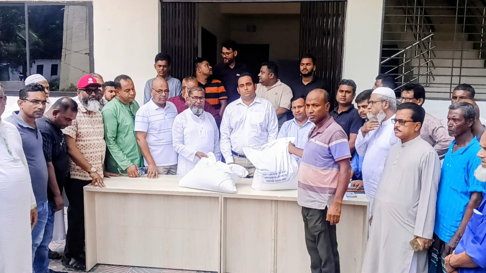 মাগুরার শ্রীপুরে অগ্নিকাণ্ডে ক্ষতিগ্রস্তদের মাঝে ঢেউটিন, চেক ও শুকনো খাবার বিতরণ