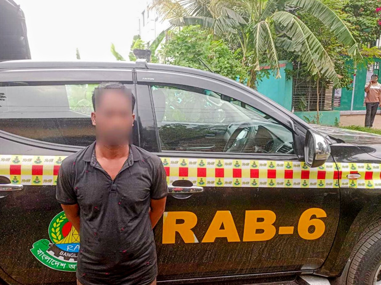 খুলনার খালিশপুরে চাঞ্চল্যকর তাঁতি দল নেতা সোনামিয়া হত্যা মামলার প্রধান আসামি ও একাধিক মামলার অভিযুক্ত মোঃ ওহিদুল ইসলামকে গ্রেফতার করেছে র‌্যাব-৬