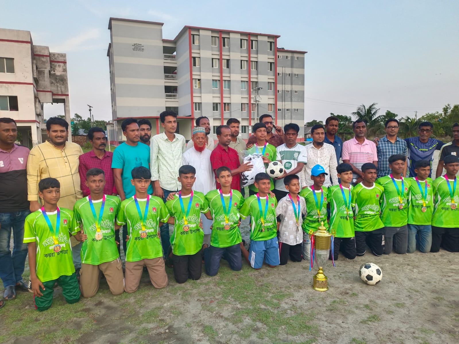 নতুন কুঁড়ি স্পোর্টস চ্যাম্পিয়ন কয়রা ফুটবল দলকে ক্রীড়া সামগ্রী দিলেন বিএনপি নেতা এম এ হাসান