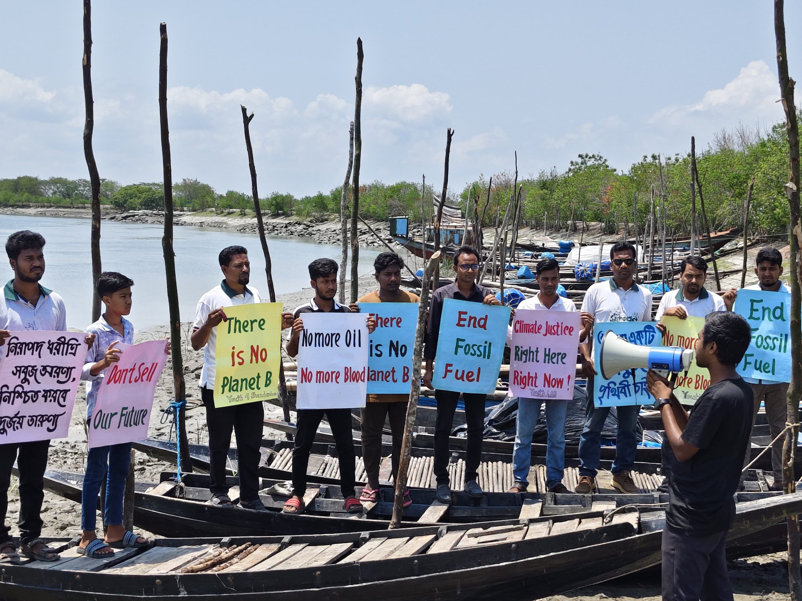 কয়রায় বৈশ্বিক জলবায়ু ধর্মঘট : নবায়নযোগ্য জ্বালানিনির্ভর বিদ্যুতের দাবিতে তরুণদের মানববন্ধন