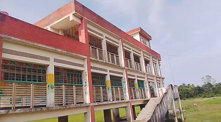 শিক্ষক অনুপস্থিত দুপুরেই ছুটি উড়ছেনা জাতীয় পতাকা