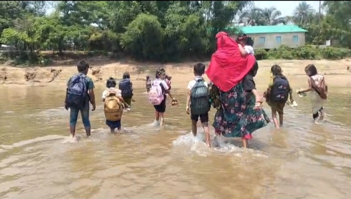 হেমন্তে বাঁশের সাঁকো বর্ষায় নৌকাই ভরসা জীবনের ঝুঁকি নদী পারাপার