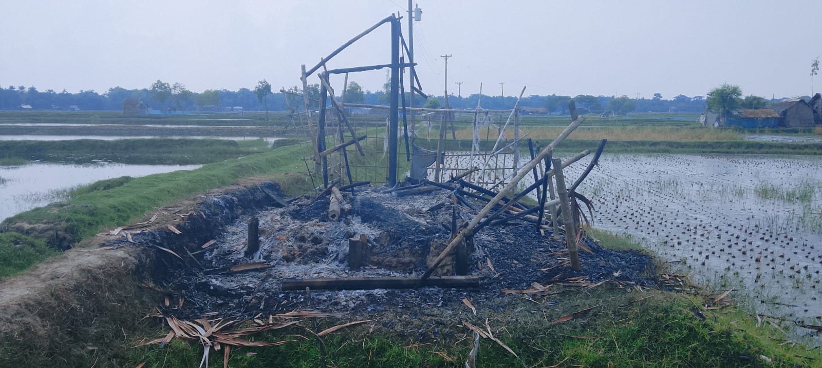 পাইকগাছায় ভূমিহীনদের বসত বাড়িতে হামলা ও অগ্নিসংযোগ: এলাকা ছাড়া ভুক্তভোগীরা