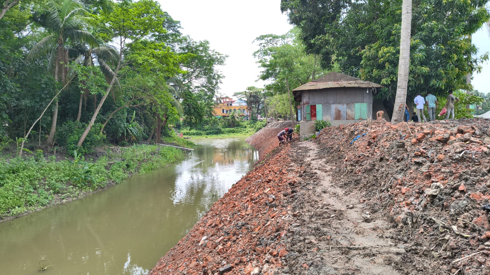 গোপালগঞ্জে খালপাড়ের সড়ক অপসারণ করে পুনঃ খাল খননের অভিযোগ : স্থানীয়দের চরম ক্ষোভ প্রকাশ, দ্রুত সমাধানের দাবি