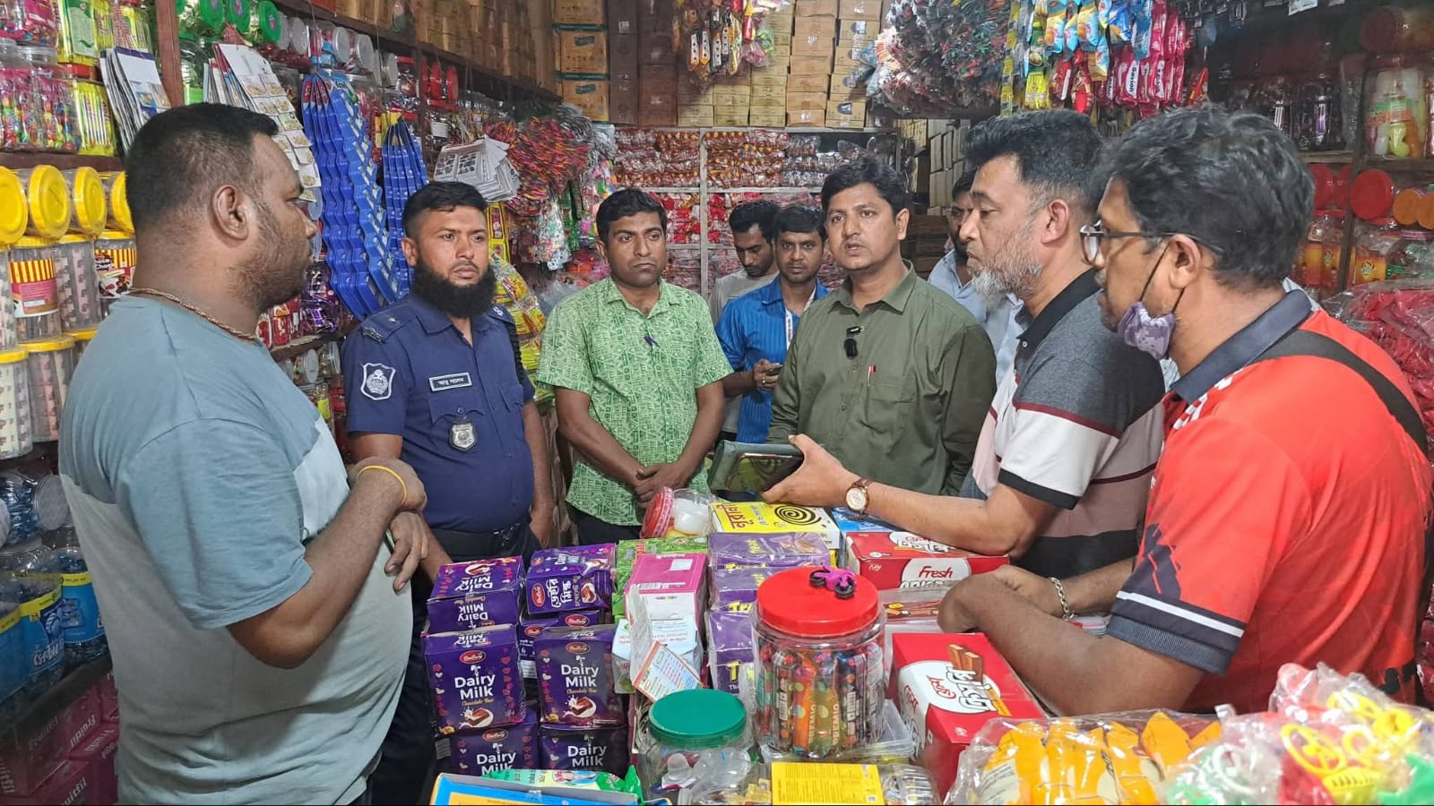 মাগুরার জামরুলতলায় ভোক্তা অধিকারের অভিযান: মেসার্স সুভাষ স্টোরকে ১ লাখ টাকা জরিমানা