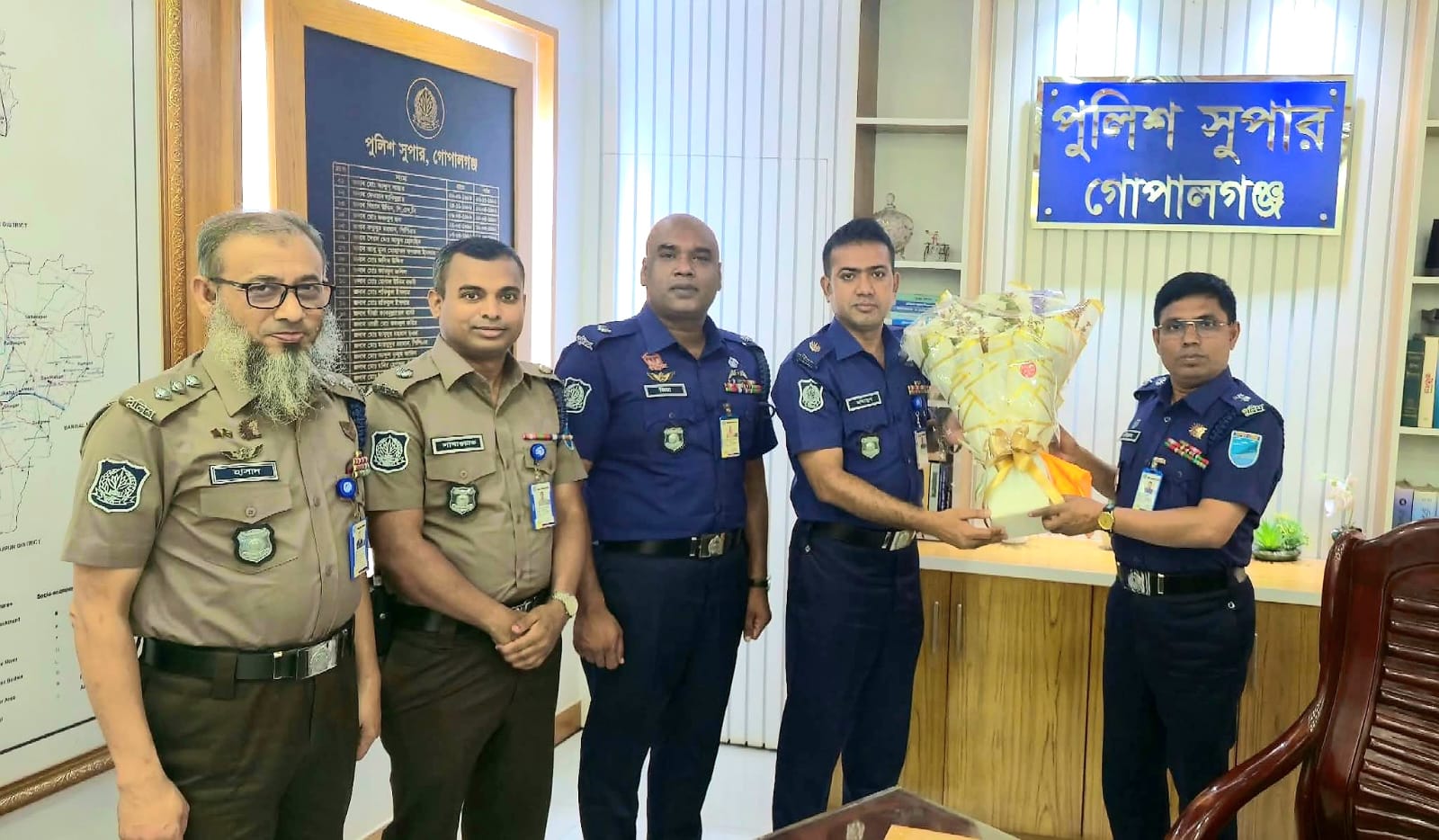 গোপালগঞ্জে নবাগত অতিরিক্ত পুলিশ সুপারকে ফুল দিয়ে বরণ করে নিলেন পুলিশ সুপার মোঃ হাবীবুল্লাহ