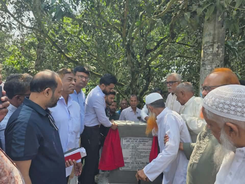 রাজশাহীর চারঘাটে যাতায়াত দুর্ভোগ নিরসনে সড়ক উন্নয়ন কাজের উদ্বোধন করলেন এমপি আবু সাঈদ চাঁদ