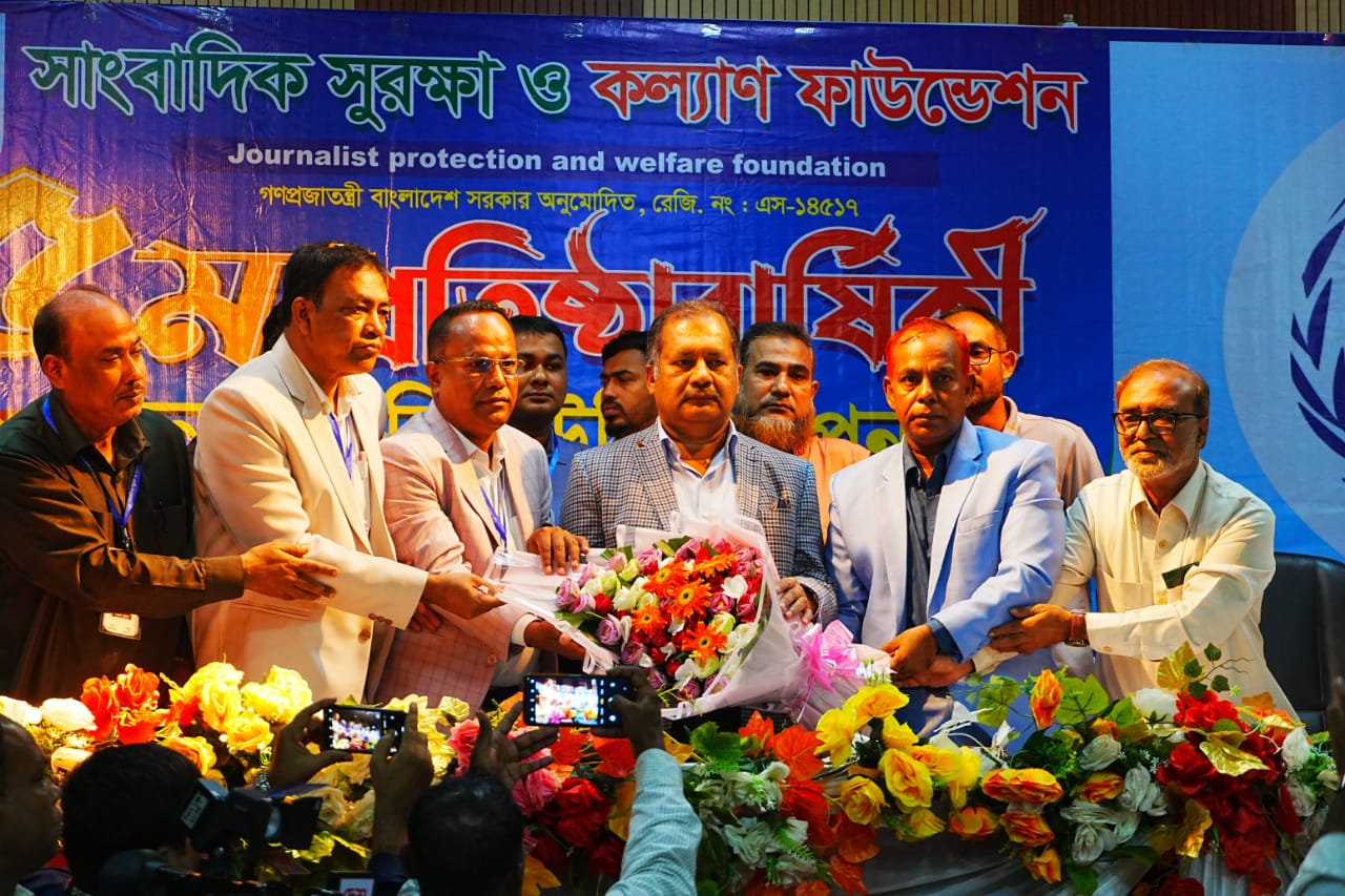 মৃত সাংবাদিক পরিবারের হাতে সহায়তার চেক, বর্ণাঢ্য আয়োজনে সাংবাদিক সুরক্ষা ও কল্যাণ ফাউন্ডেশনের ৫ম প্রতিষ্ঠাবার্ষিকী উদযাপন
