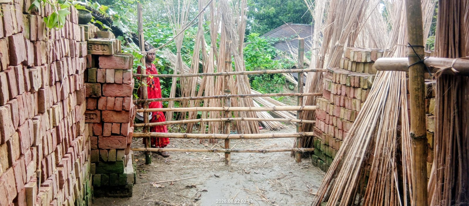 শ্রীপুরে চলাচলের পথে বেড়া, অবরুদ্ধ কয়েকটি পরিবার : থানায় লিখিত অভিযোগ