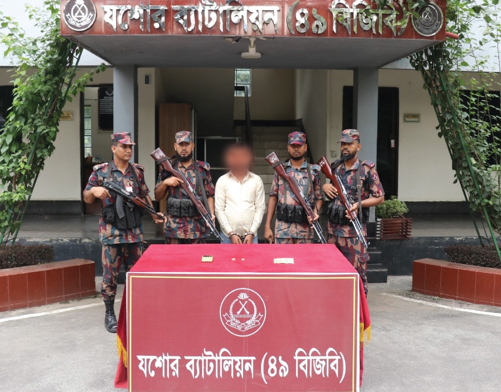 বেনাপোল সীমান্ত দিয়ে ভারতে পাচারের প্রাক্কালে ৪৪ লাখ টাকার স্বর্ণসহ পাচারকারী আটক