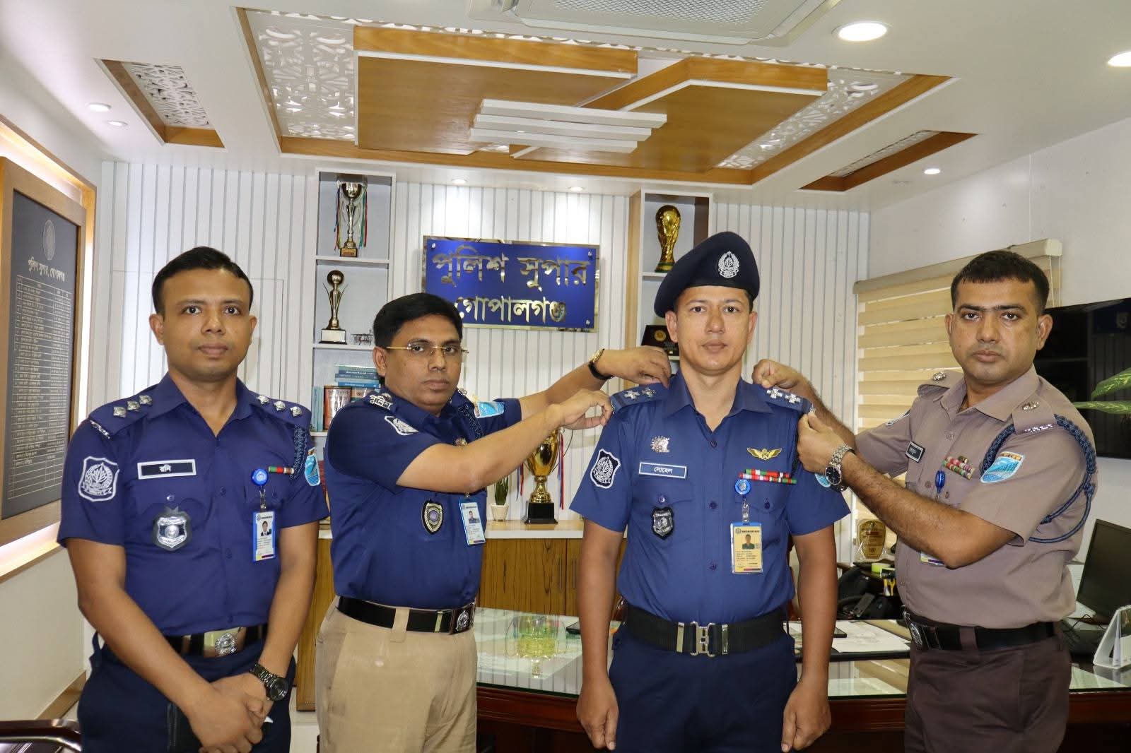 গোপালগঞ্জে পদোন্নতি প্রাপ্ত পুলিশ সদস্যকে র‍্যাংক ব্যাজ পরিয়ে দিলেন পুলিশ সুপার মোঃ হাবীবুল্লাহ