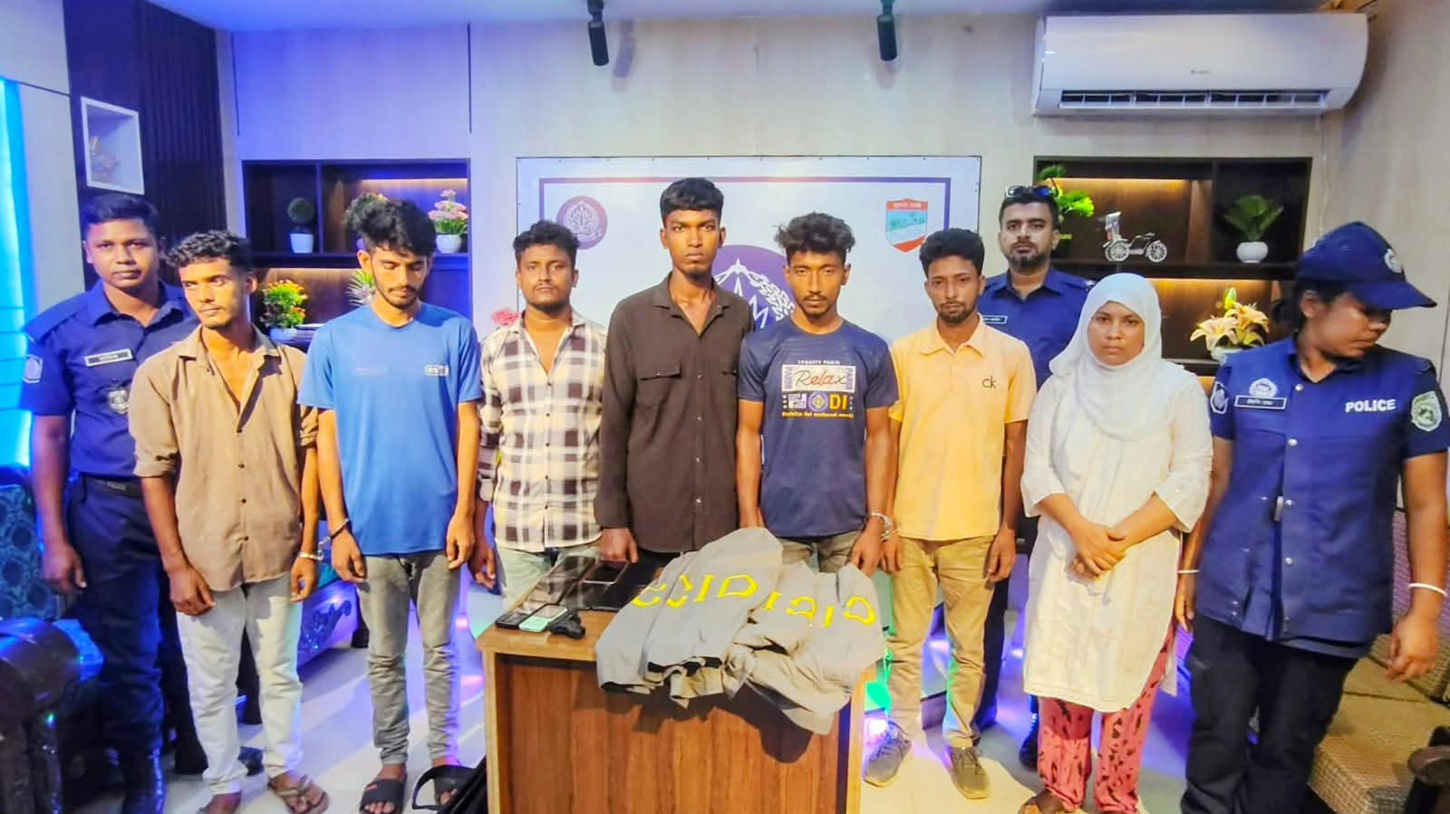 শ্রীপুরে নারী অপহরণের চেষ্টাকালে ৭ ভুয়া সিআইডি সদস্য গ্রেপ্তার, সরঞ্জাম উদ্ধার