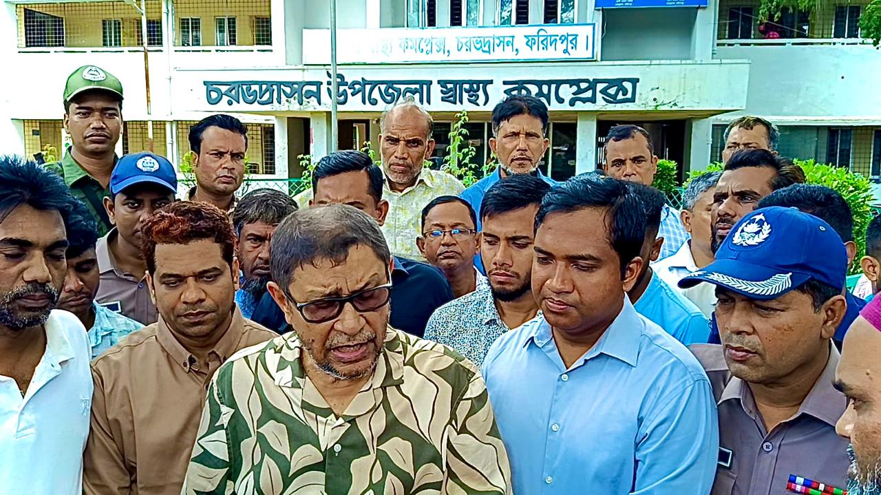 চরভদ্রাসন উপজেলা স্বাস্থ্য কমপ্লেক্সে স্বাস্থ্যমন্ত্রীর আকস্মিক পরিদর্শন : ১৫১ শয্যায় উন্নীত করার আশ্বাস