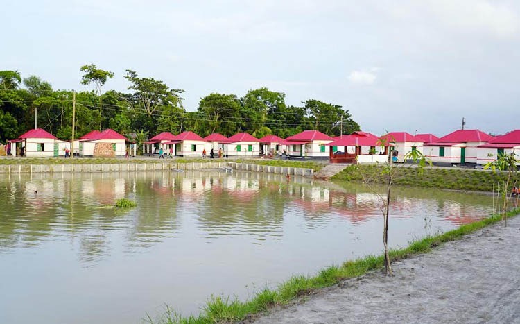 গোপালগঞ্জের কাজীরবাজার আশ্রয়ণে বেপরোয়া মাদক ও ছিনতাই চক্র : মোটরসাইকেল ছিনিয়ে নেওয়ার অভিযোগ, আতঙ্কে স্থানীয়রা