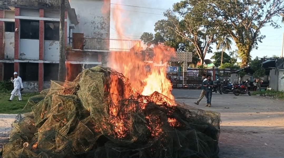 কোটালীপাড়ায় নিষিদ্ধ ঘোষিত চায়না জালে অগ্নিসংযোগ
