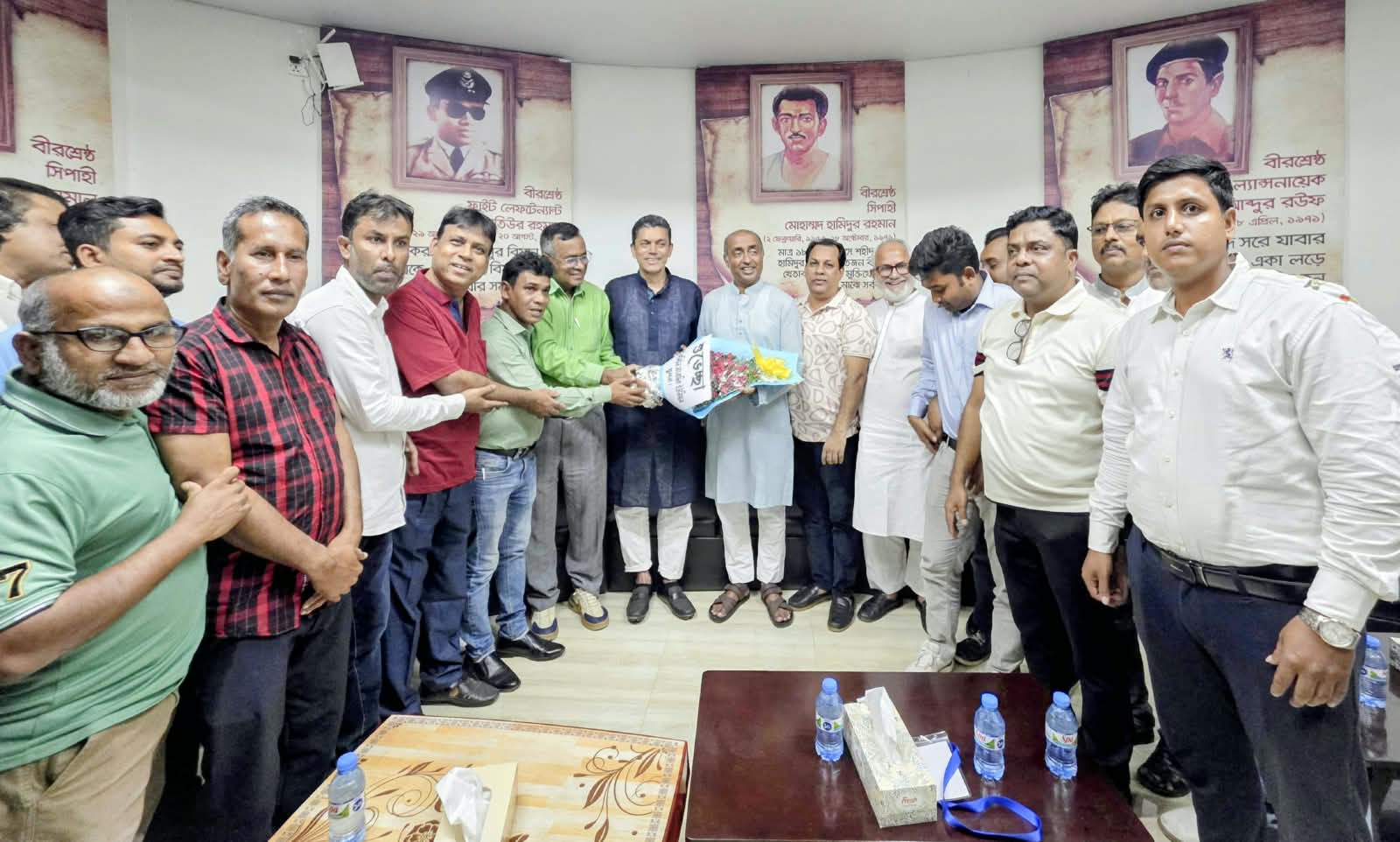 আইন মন্ত্রী ও হুইপসহ বিশিষ্টজনদের ফুলেল শুভেচ্ছা জানাল এমইউজের নবনির্বাচিত নেতৃবৃন্দ