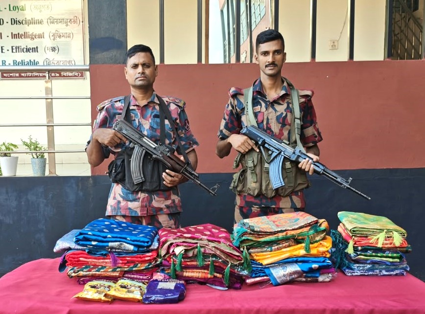 যশোরে অভিযান চালিয়ে বিপুল পরিমাণ চোরাচালানি পণ্য জব্দ করেছে ৪৯ বিজিবি